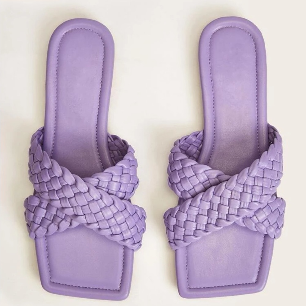 FLAT BRAIDED SANDALS